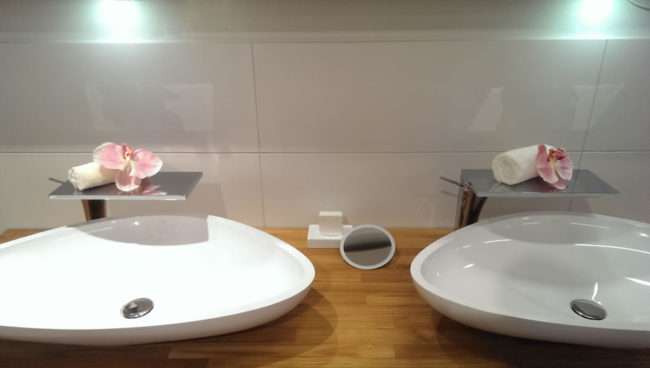 Dekoration der Waschbecken in der Badausstellung